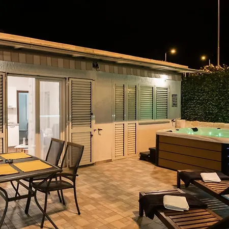 Pebbles - With Jacuzzi *