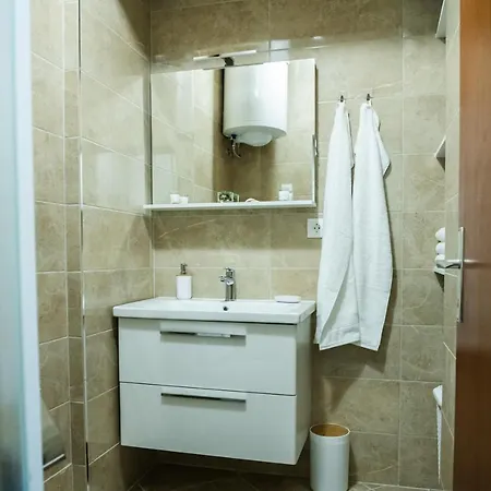 Pebbles - With Jacuzzi *