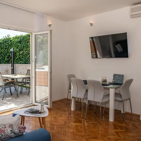 Apartment Pebbles - With Jacuzzi Split