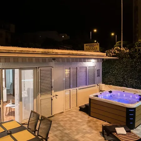 Pebbles - With Jacuzzi Apartment *