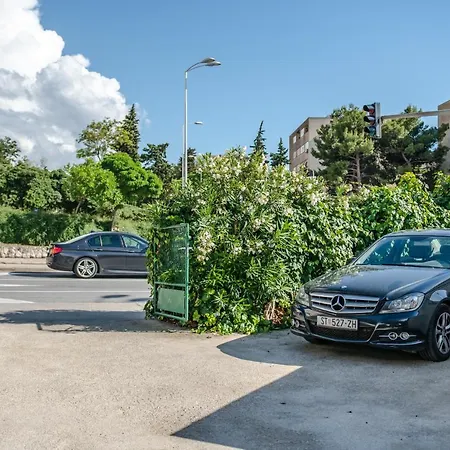 Pebbles - With Jacuzzi Apartment