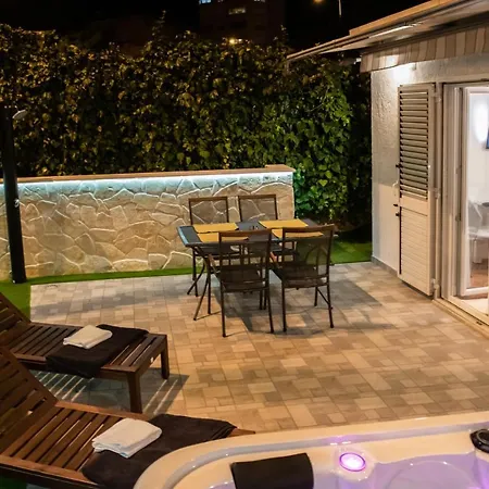 Apartment Pebbles - With Jacuzzi Split