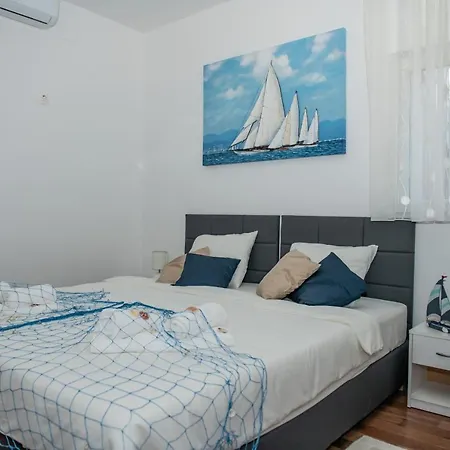 Pebbles - With Jacuzzi Apartment *