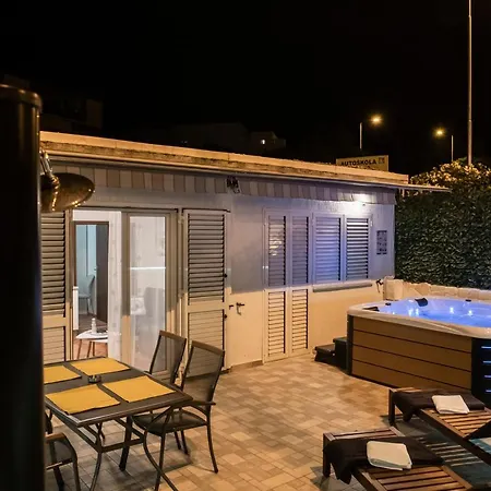 Pebbles - With Jacuzzi