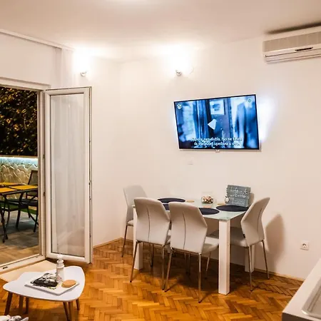 Pebbles - With Jacuzzi Split