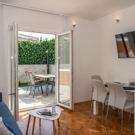 Apartment Pebbles - With Jacuzzi Split