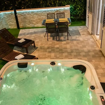 Pebbles - With Jacuzzi Apartment