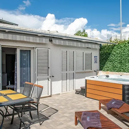 Pebbles - With Jacuzzi Split