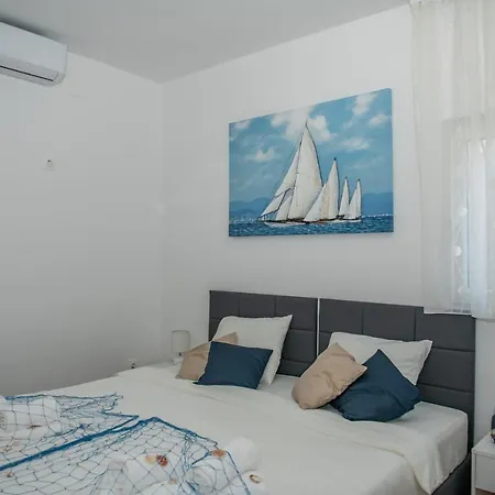 Pebbles - With Jacuzzi *