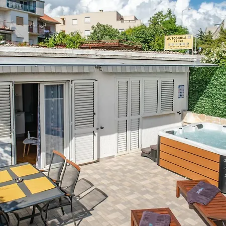 Pebbles - With Jacuzzi