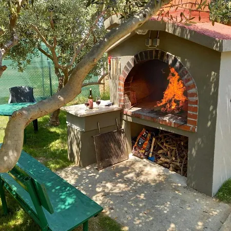 Apartment Pebbles - With Jacuzzi Split