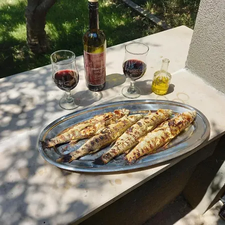 Pebbles - With Jacuzzi *