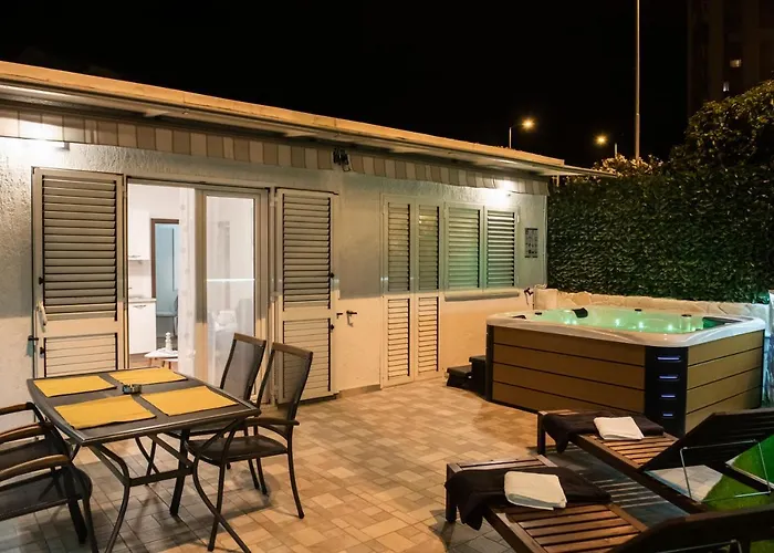 Pebbles - With Jacuzzi *