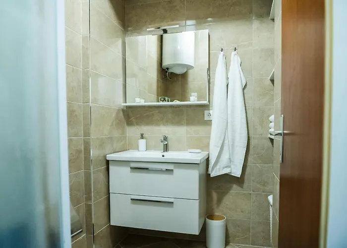 Pebbles - With Jacuzzi *