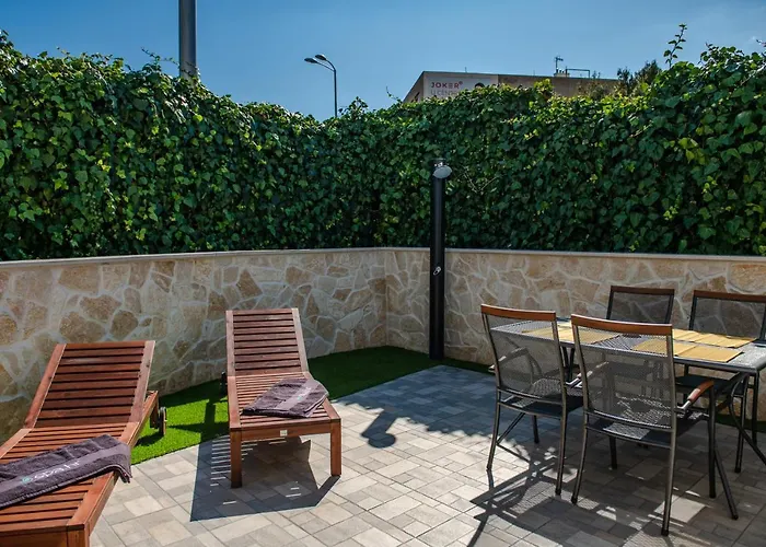 Pebbles - With Jacuzzi Apartment