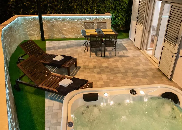 Pebbles - With Jacuzzi Apartment Split