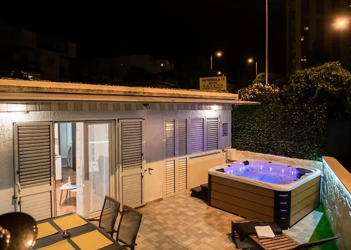 Pebbles - With Jacuzzi Apartment *