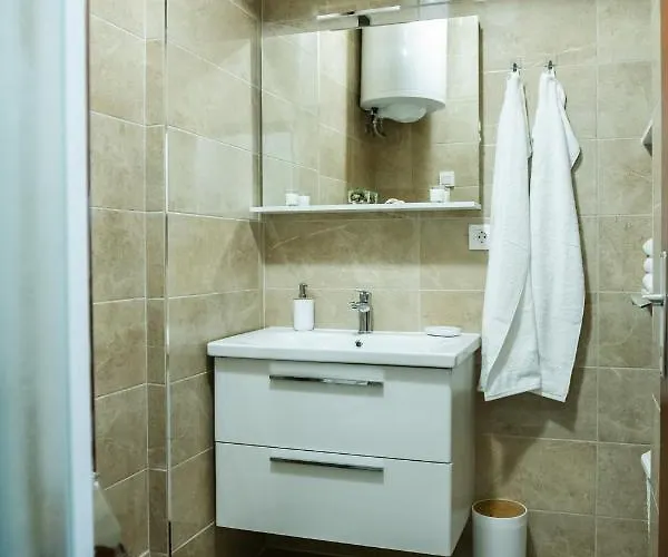 Pebbles - With Jacuzzi Apartment *