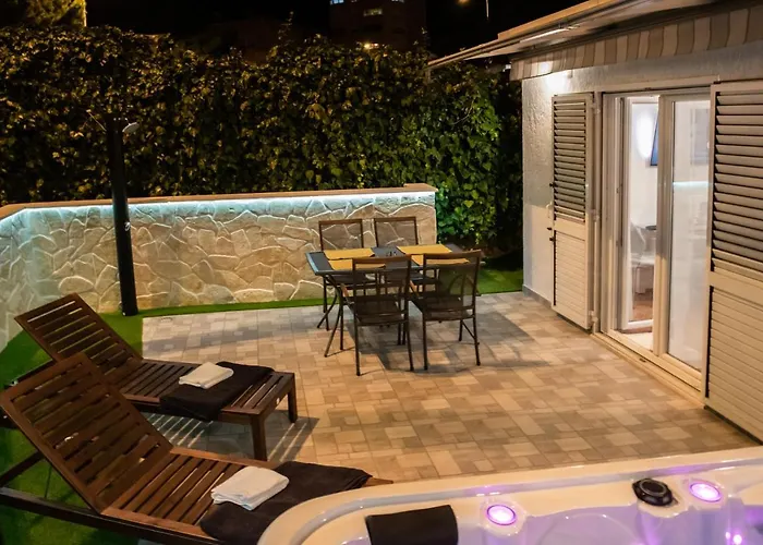 Apartment Pebbles - With Jacuzzi Split