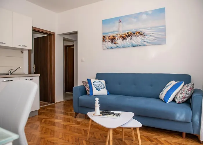 Pebbles - With Jacuzzi Split