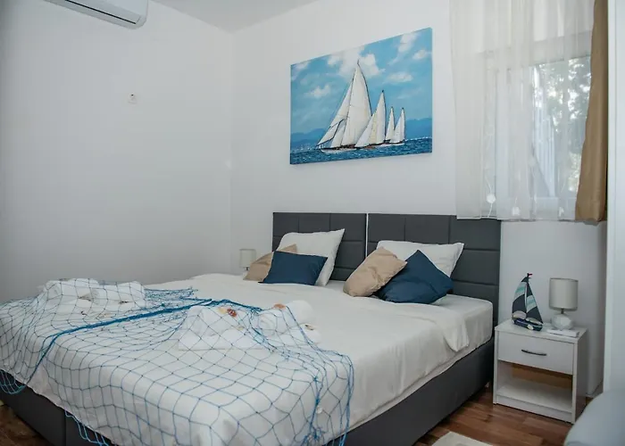 Pebbles - With Jacuzzi Apartment *