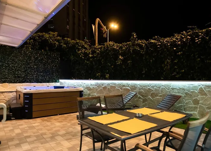 Pebbles - With Jacuzzi Apartment