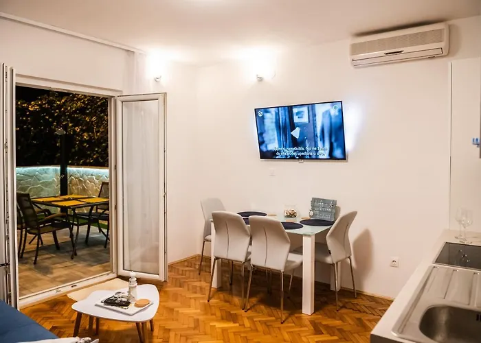 Pebbles - With Jacuzzi Split