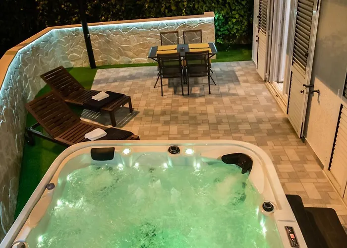 Pebbles - With Jacuzzi Apartment