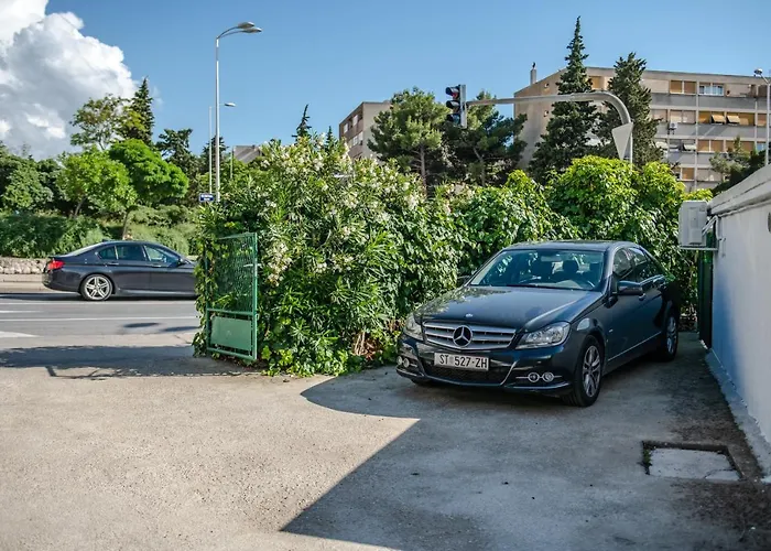 Pebbles - With Jacuzzi * Split