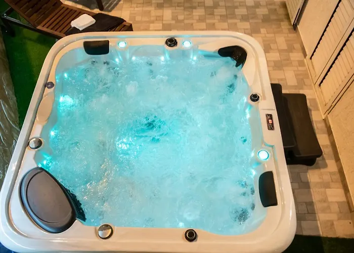 Pebbles - With Jacuzzi *