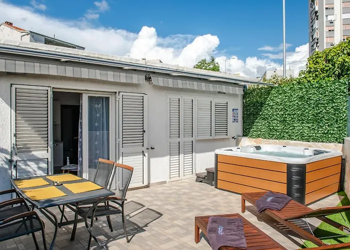 Pebbles - With Jacuzzi Split