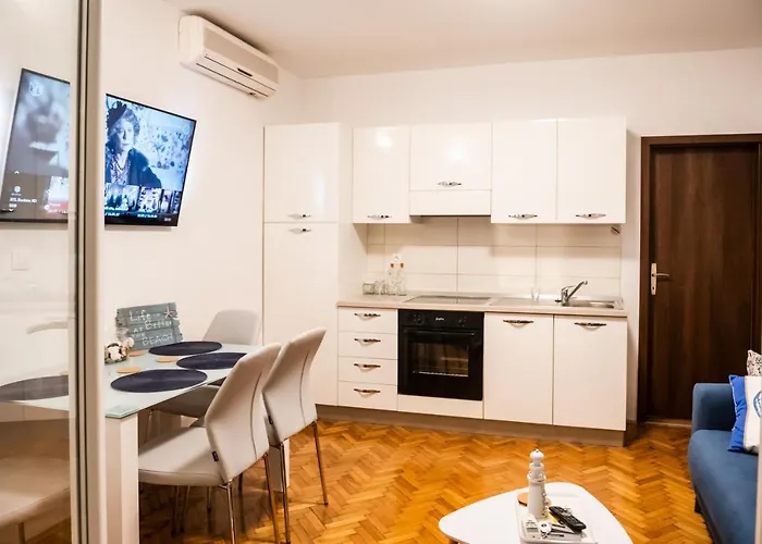 Pebbles - With Jacuzzi Apartment *