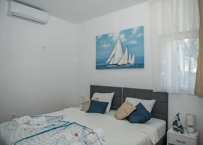 Pebbles - With Jacuzzi *