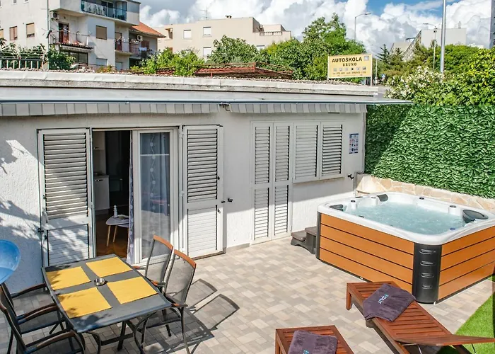 Pebbles - With Jacuzzi