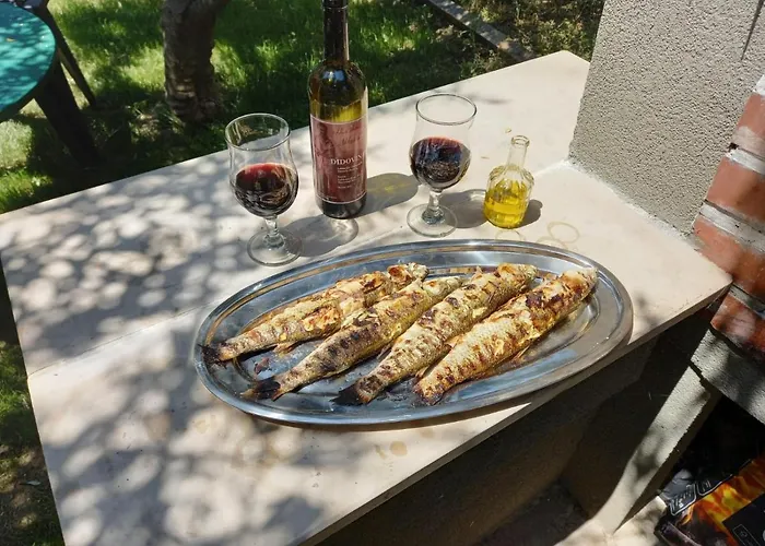 Pebbles - With Jacuzzi *