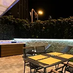 Pebbles - With Jacuzzi Apartment