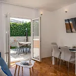 Apartment Pebbles - With Jacuzzi Split