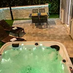Pebbles - With Jacuzzi Apartment