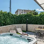 Pebbles - With Jacuzzi * Split