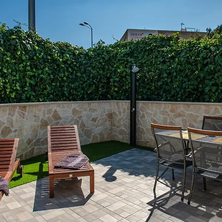 Pebbles - With Jacuzzi Apartment