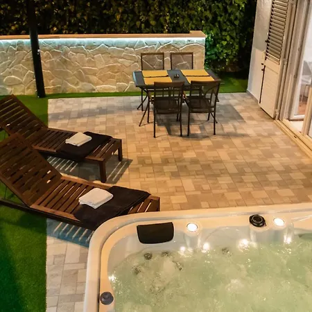 Pebbles - With Jacuzzi Apartment Split