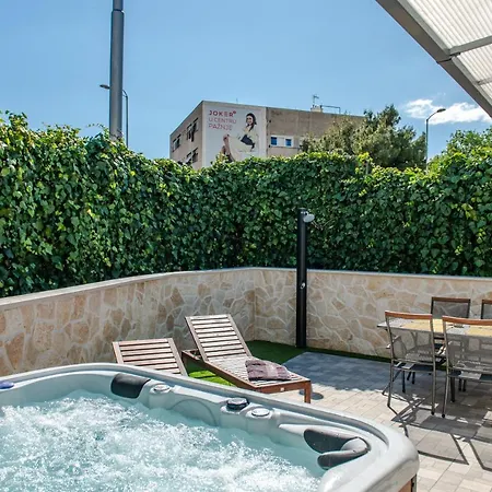 Pebbles - With Jacuzzi * Split