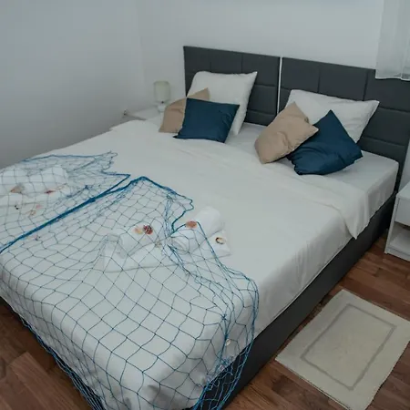 Pebbles - With Jacuzzi Apartment Split
