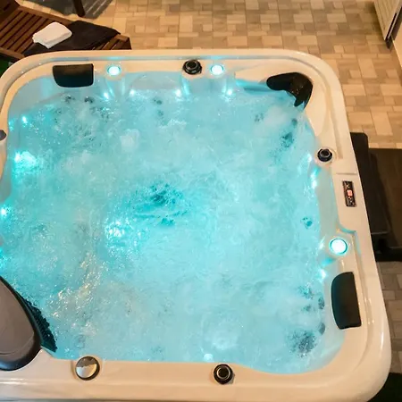 Pebbles - With Jacuzzi *