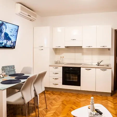 Pebbles - With Jacuzzi Apartment *